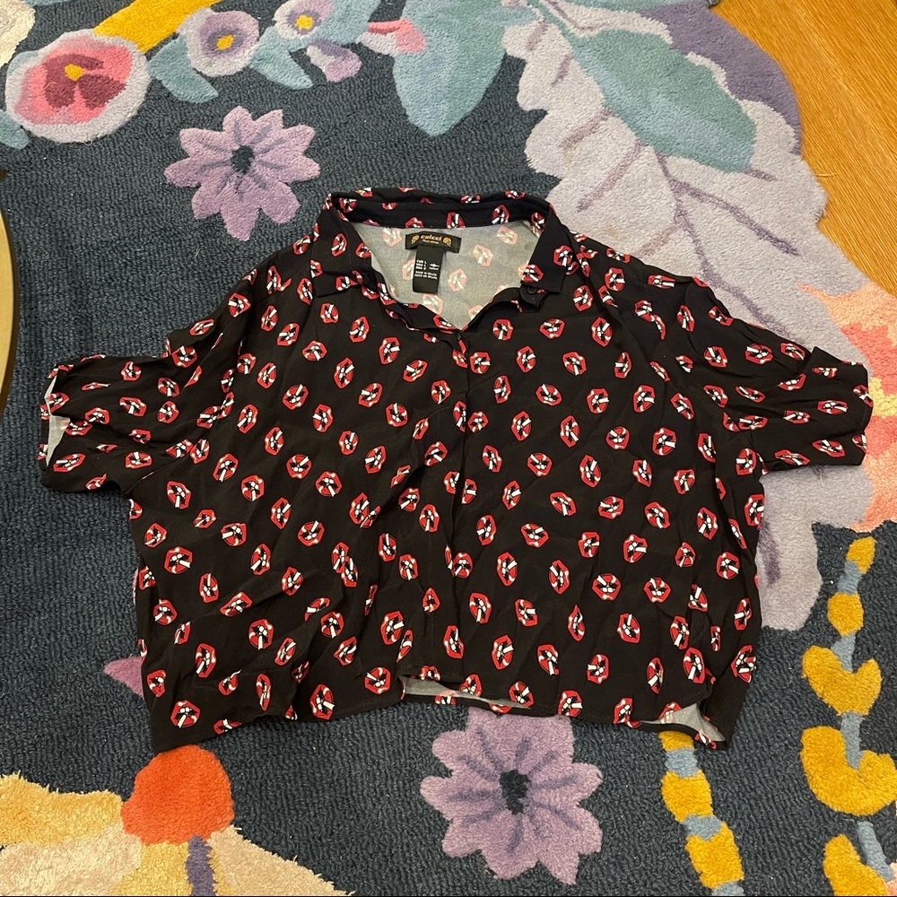 NWOT Colcci button down cigarette lips crop top